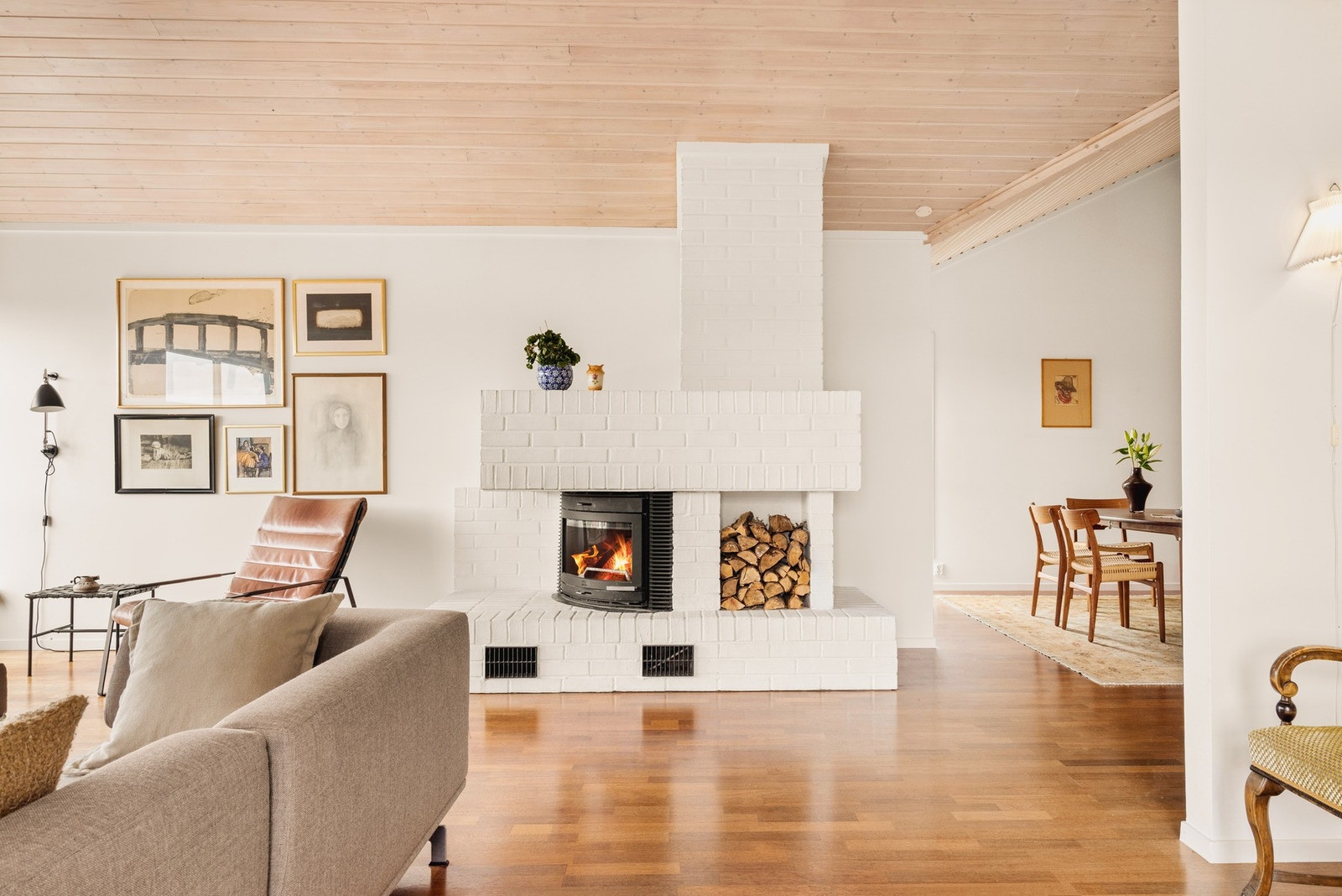 Herlig peis som skaper hygge og gir god varme på kalde vinterdager. Peis er ny i 2021. Galleribilde