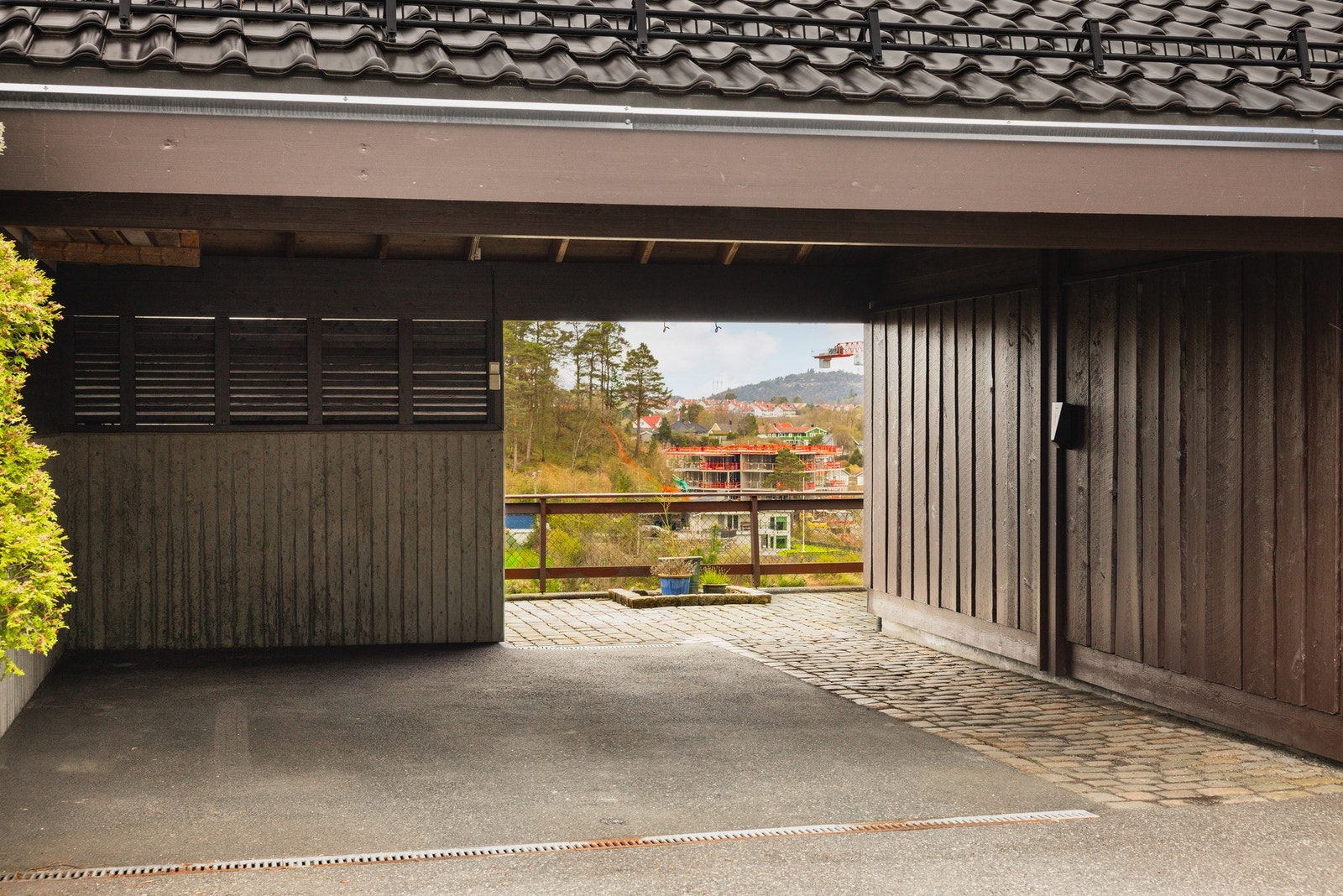 Parkering i carport, her er det installert elbillader. Galleribilde