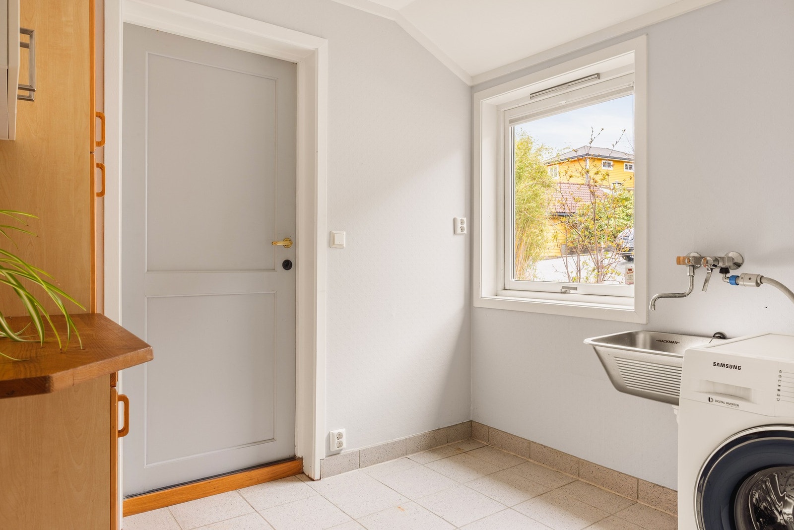 Fra kjøkkenet er det direkte tilkomst til vaskerom. Galleribilde