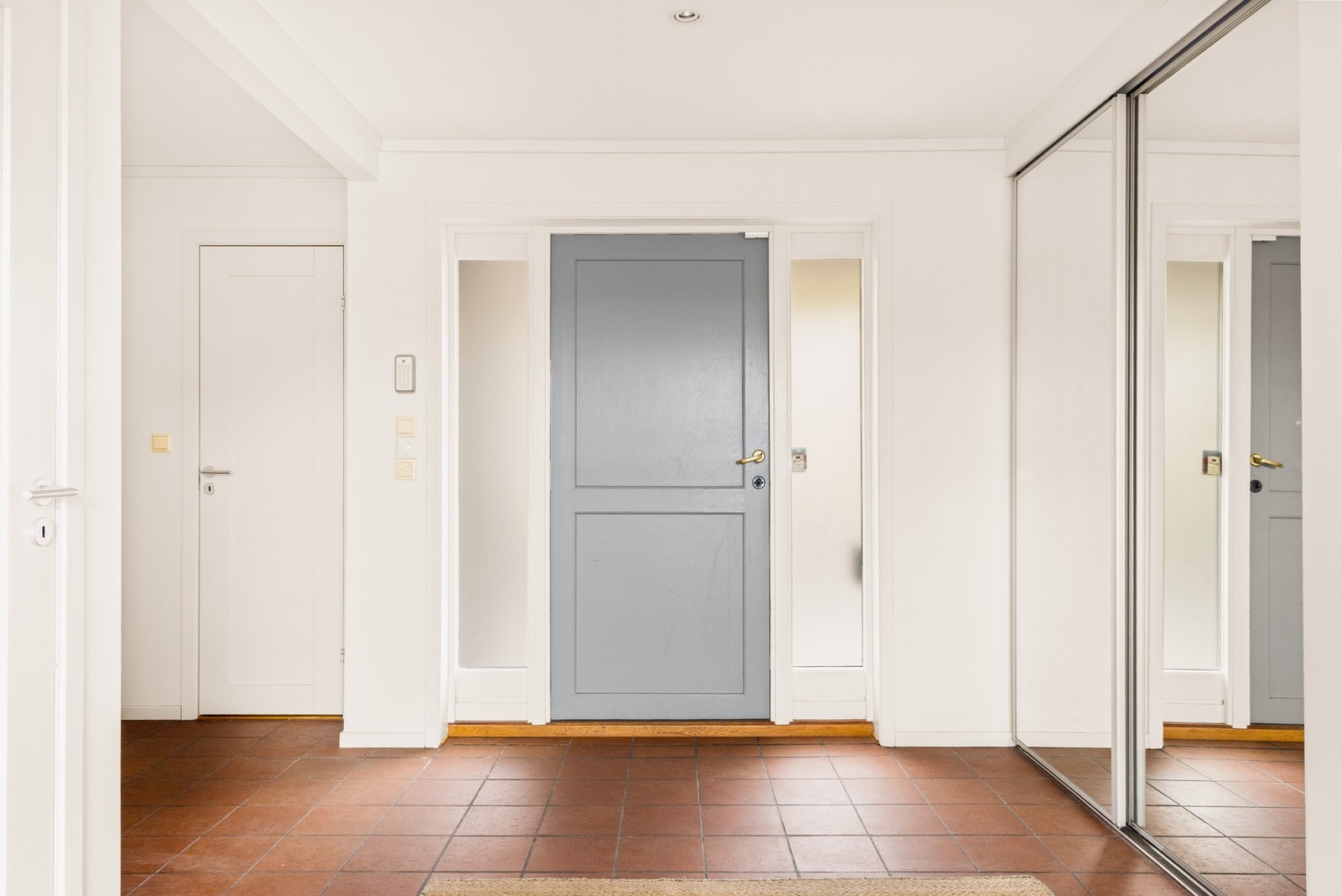 Er har man praktisk og romlig skyvedørsgarderobe som gir god plass til å henge fra seg yttertøy. Galleribilde