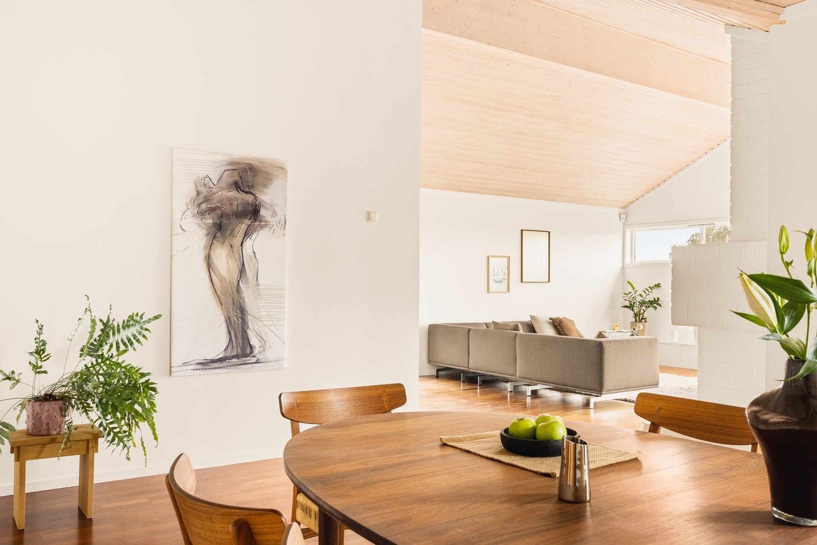 I stuen er det god plass til å møblere med både sofagruppe og spisebord. Galleribilde