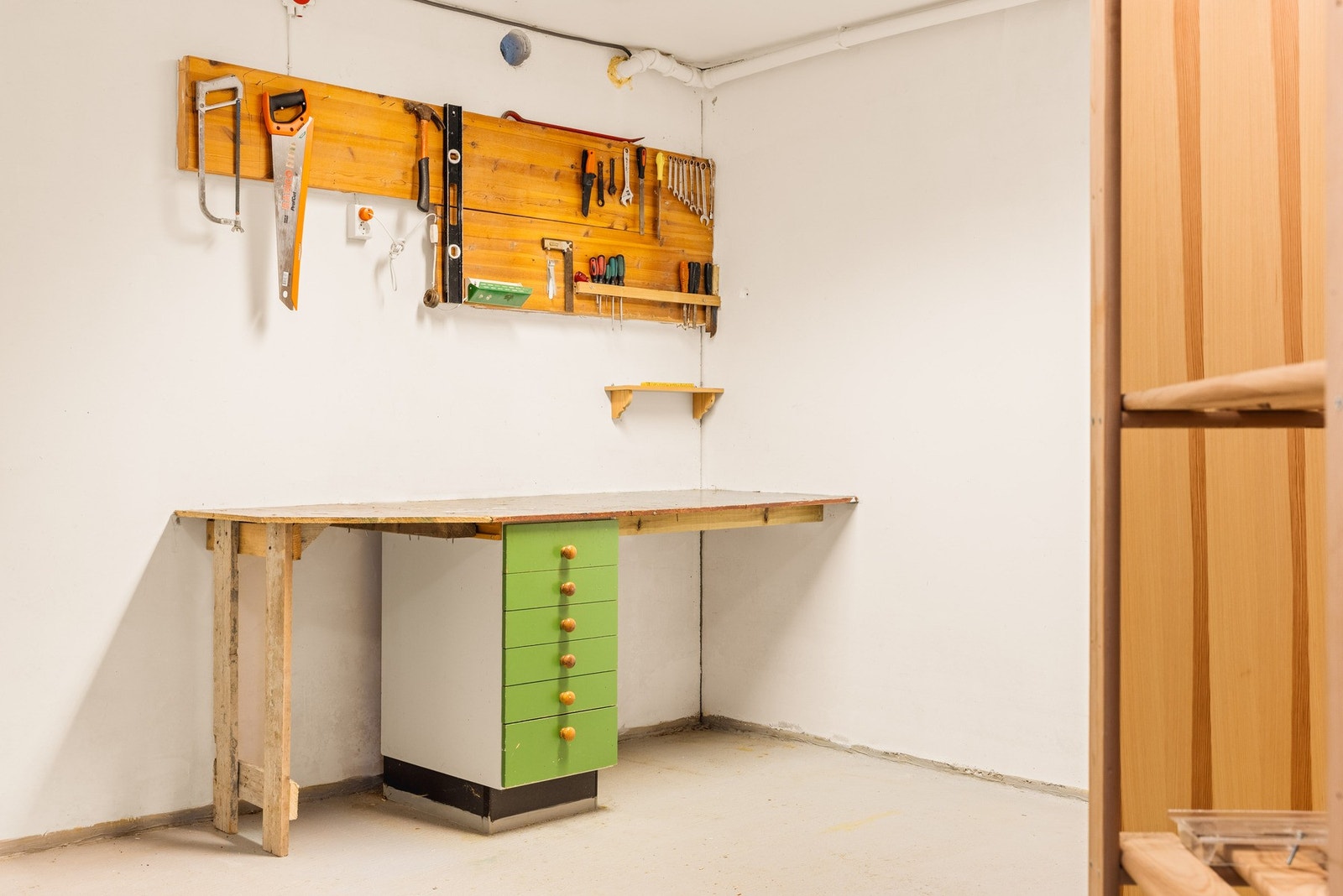 Det er god oppbevaringsplass i bod og kott i underetasjen. Galleribilde