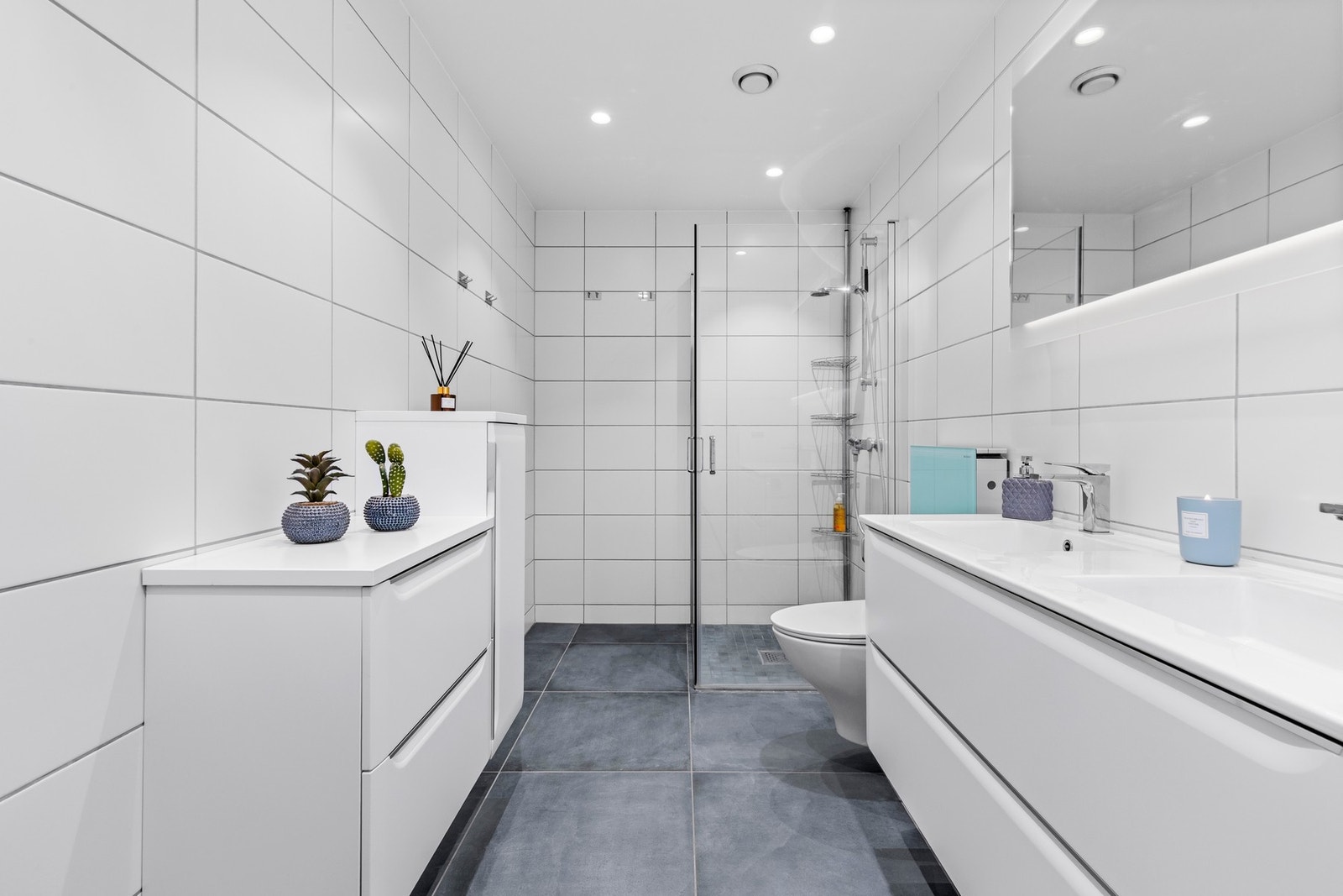 Badet er flislagt og pent. Galleribilde