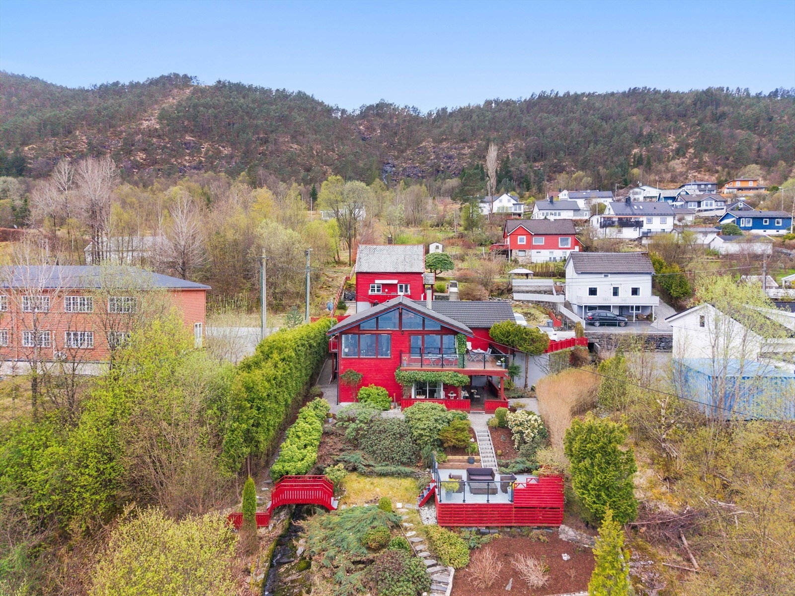 Denne eiendommen har en opparbeidet tomt som virkelig lever opp til ordet "drømmehage". Her finner du plen, busker, hekk og en overflod av vakker beplantning som skaper en idyllisk ramme rundt boligen. Galleribilde