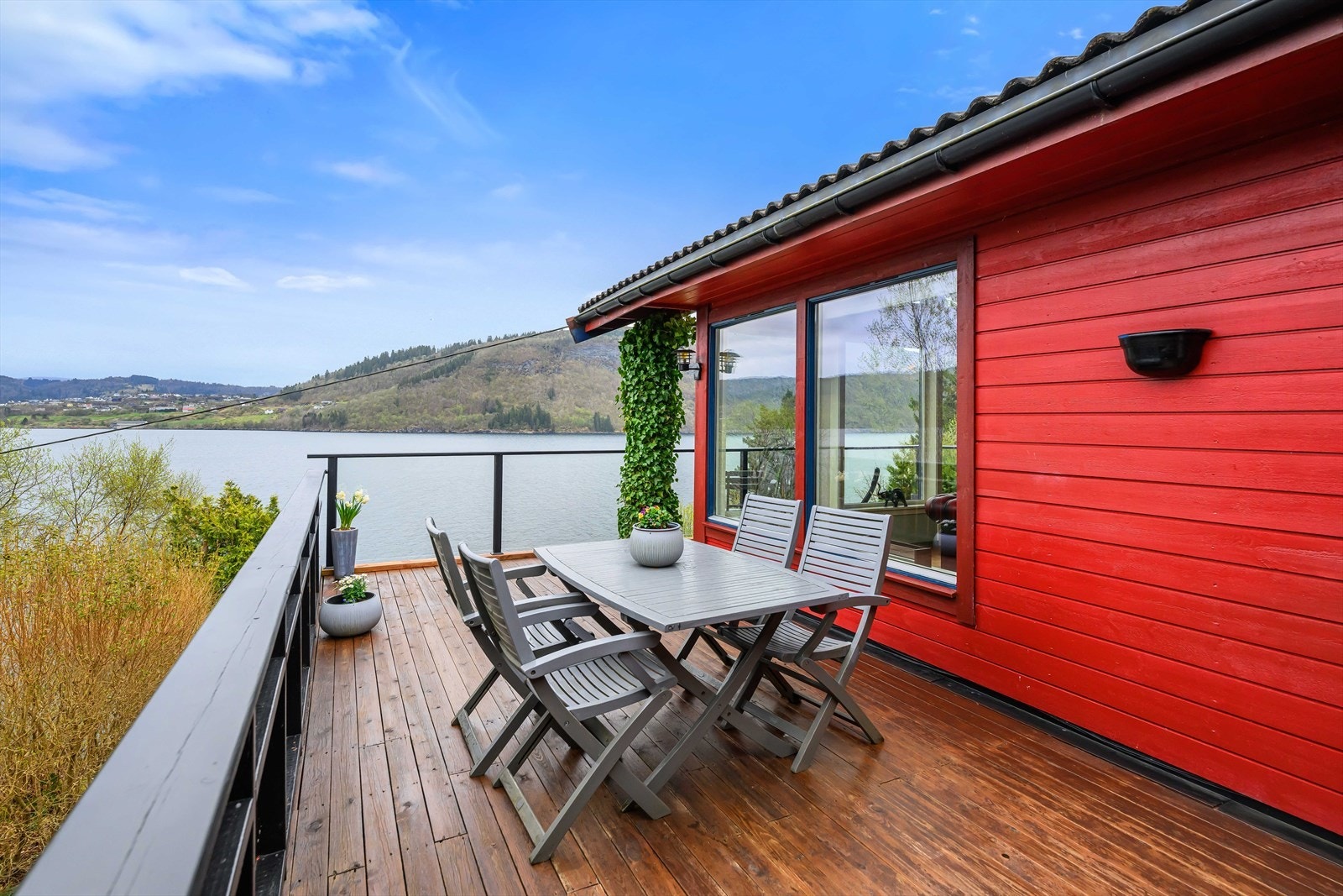 Det er også godt med plass til utemøbler, perfekt for avslapning og sosialt samvær utendørs. Galleribilde