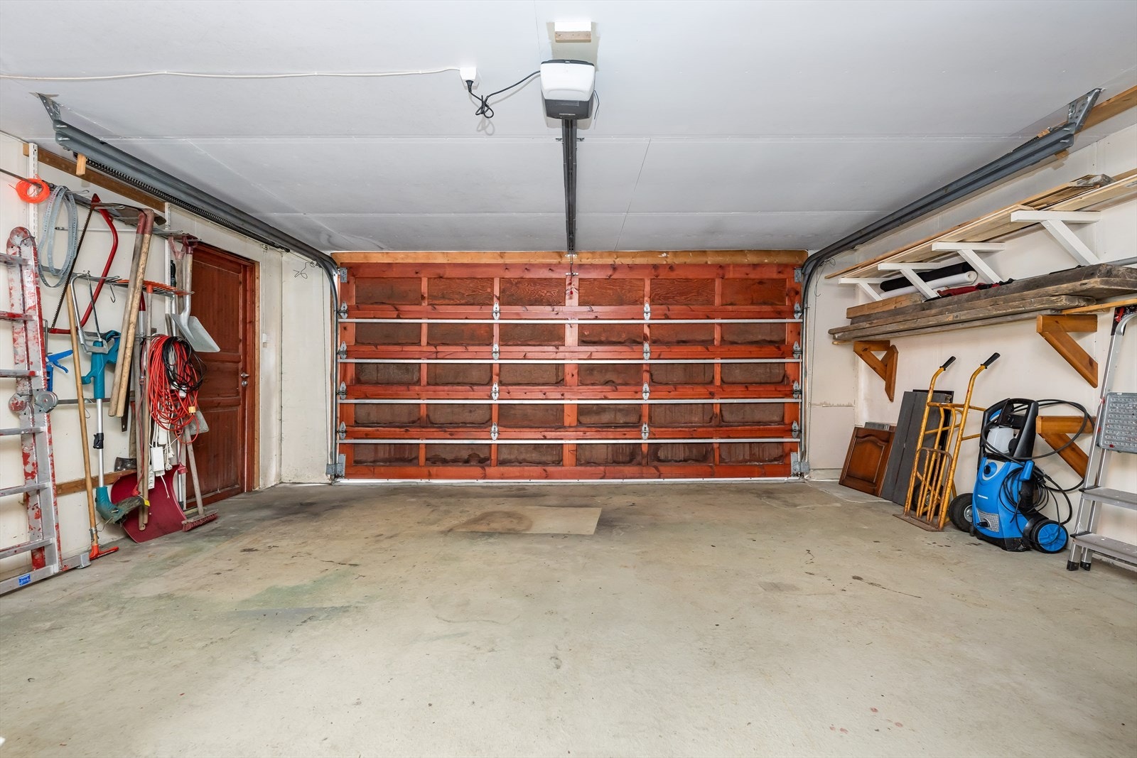 Romslig garasje er det godt med parkeringsplass. Galleribilde
