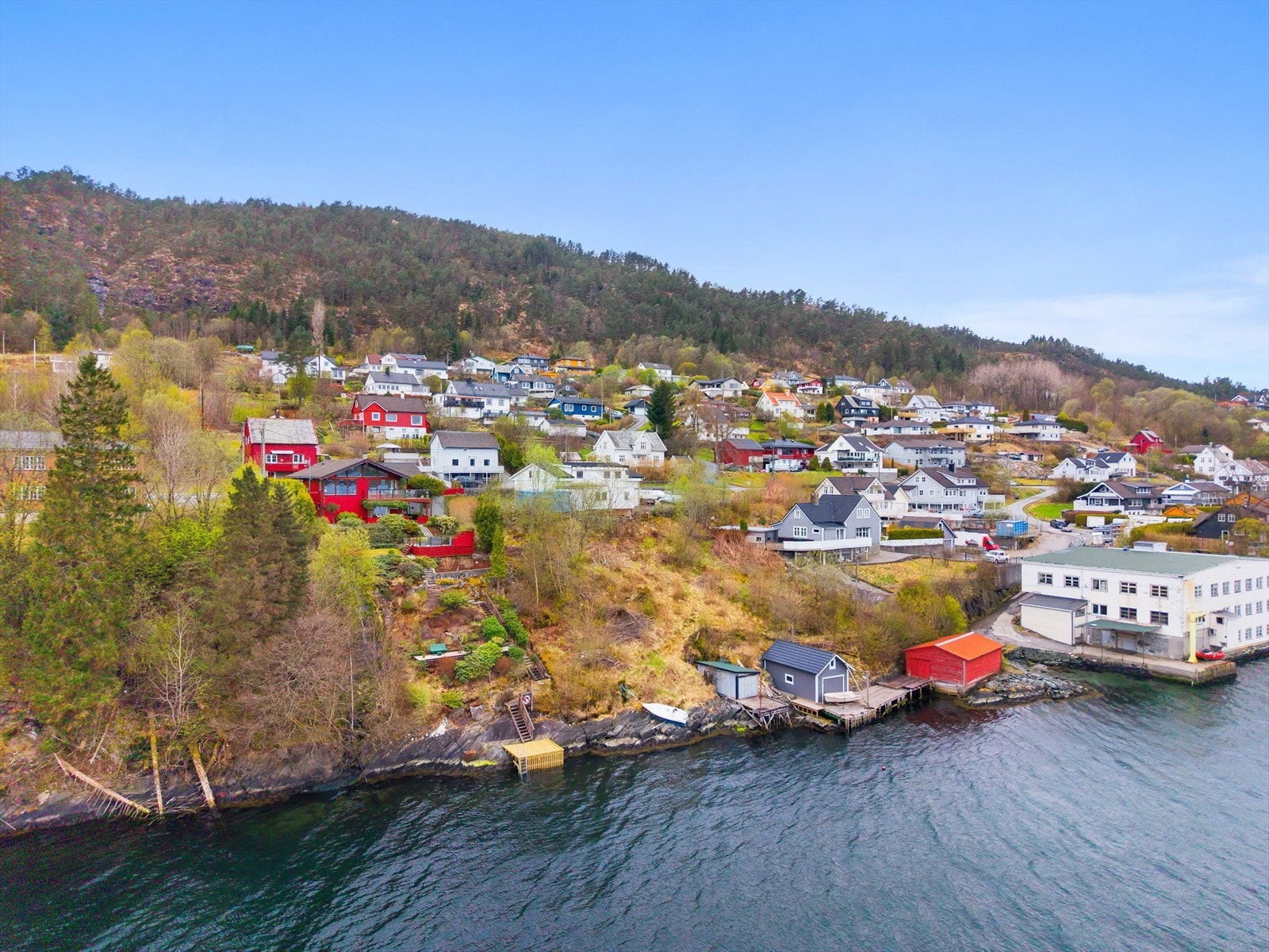 Boligen ligger i et barnevennlig område, med nærhet til både skoler, barnehager og fritidsaktiviteter. Galleribilde