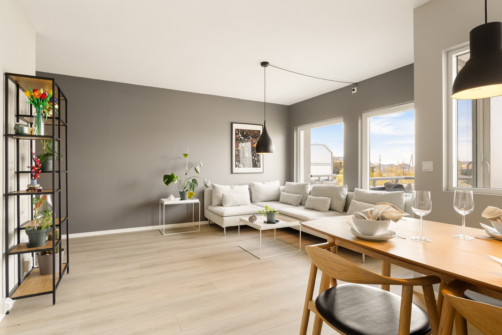 Stuen er romslig med plass til sofagruppe, spisebord og ønsket møblement. Galleribilde