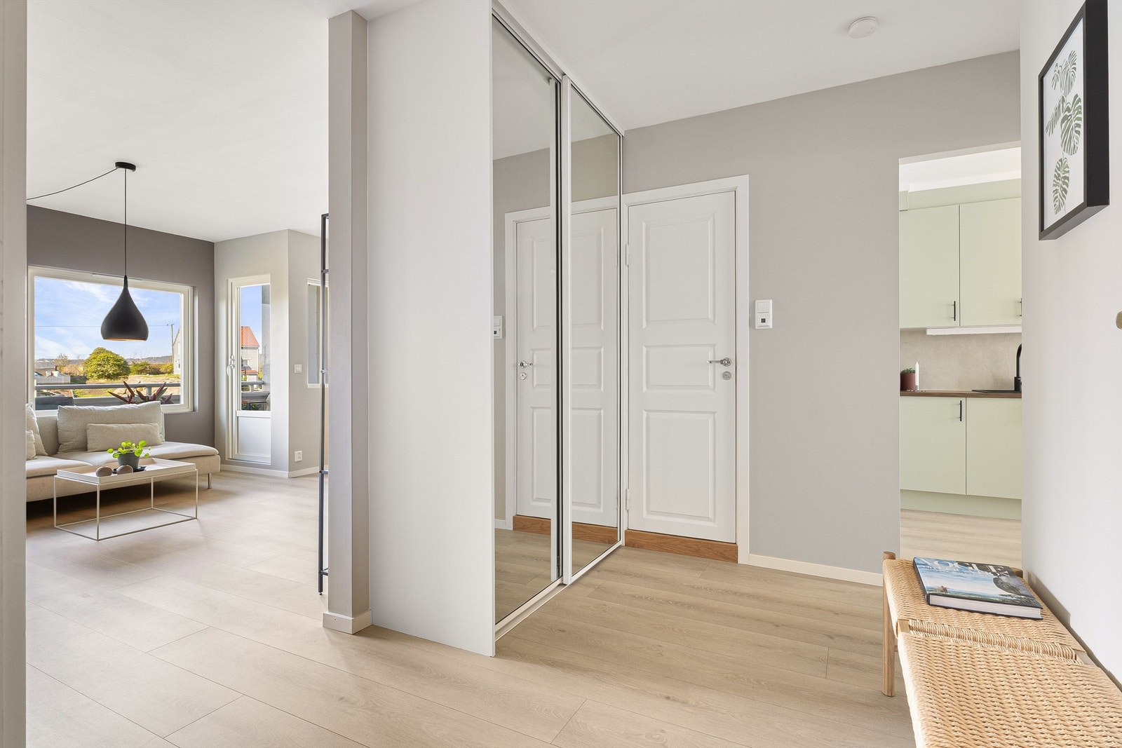 Leiligheten har en praktisk planløsning og i gangen er det gode lagringsmuligheter i skyvedørsgarderobe. Galleribilde