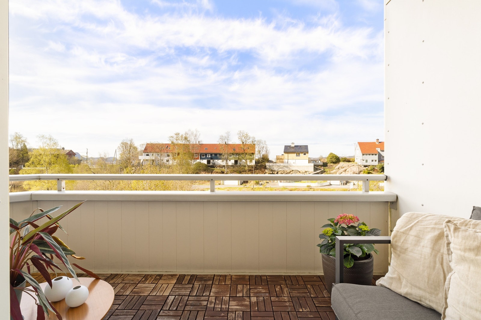Fra stuen er det utgang til en flott balkong som måler ca. 7 kvm. Galleribilde