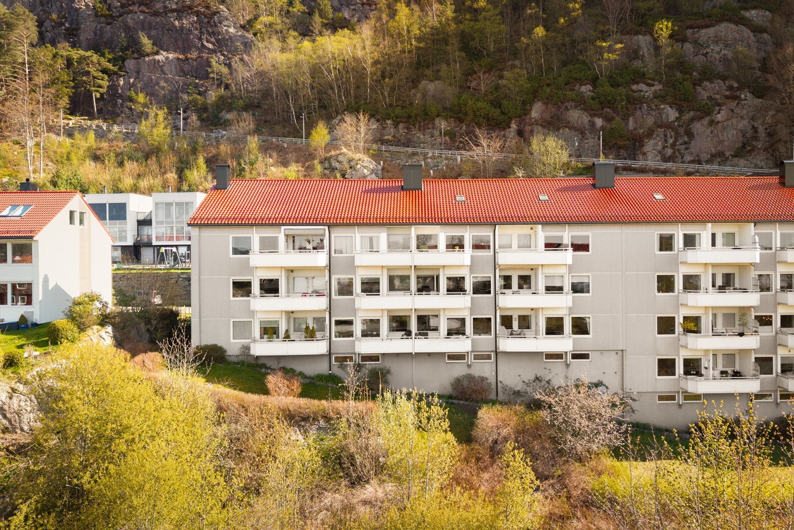 Fra boligen tar det ca. 2 minutter å gå til dagligvarebutikken Spar og bussholdeplass. Det er også gangavstand til Rema 1000, Norges Handelshøyskole og diverse servicetilbud. Galleribilde