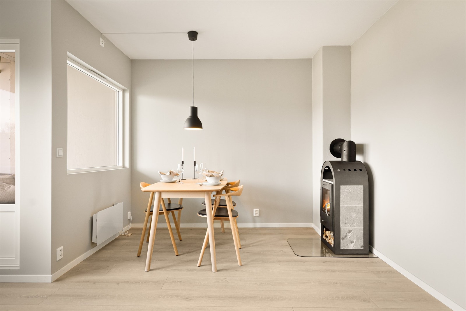 De store vindusflatene gir rikelig med naturlig lys inn i boligen. Galleribilde
