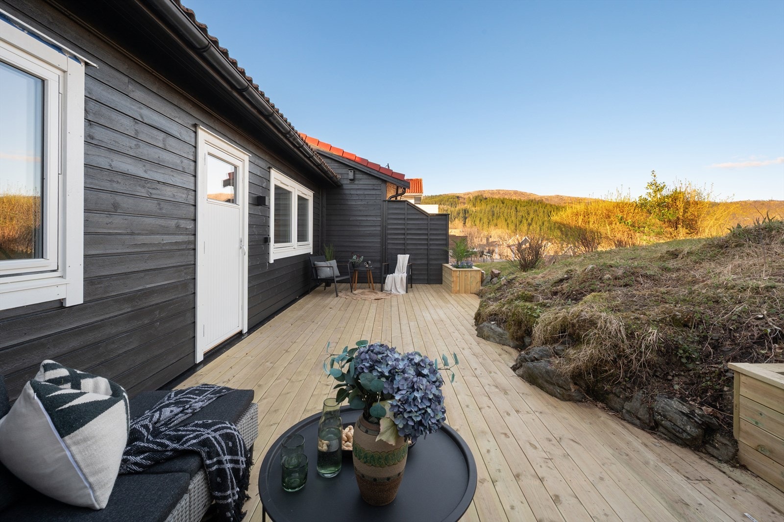Terrassen er av meget god størrelse - her er det rikelig med plass til ønsket utemøblement eller opplegg for utendørs aktiviteter! Galleribilde