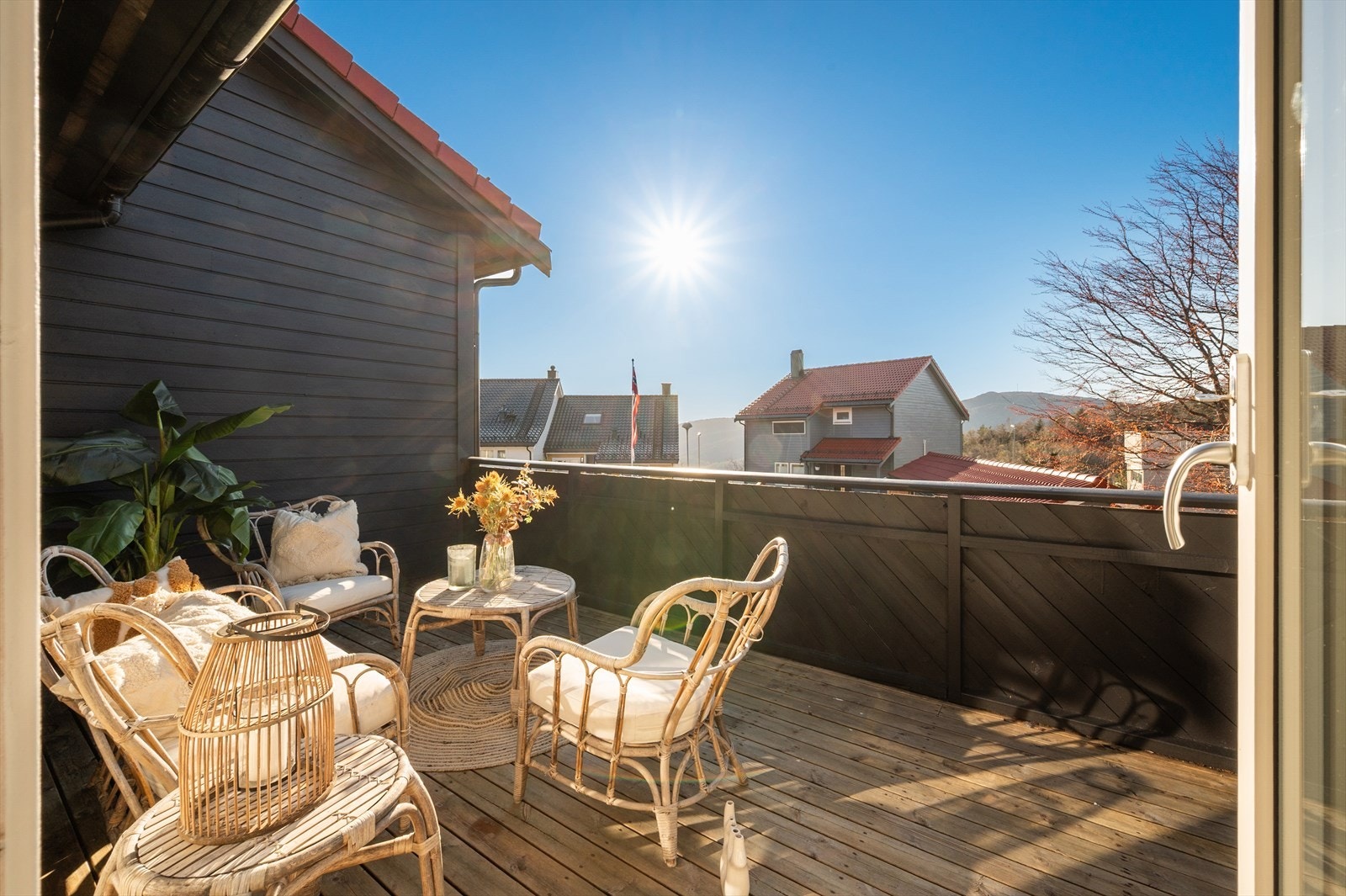 Her får du en strøken bolig over fire halvplan, med gode solforhold, to terrasser og fast garasjeplass. Galleribilde