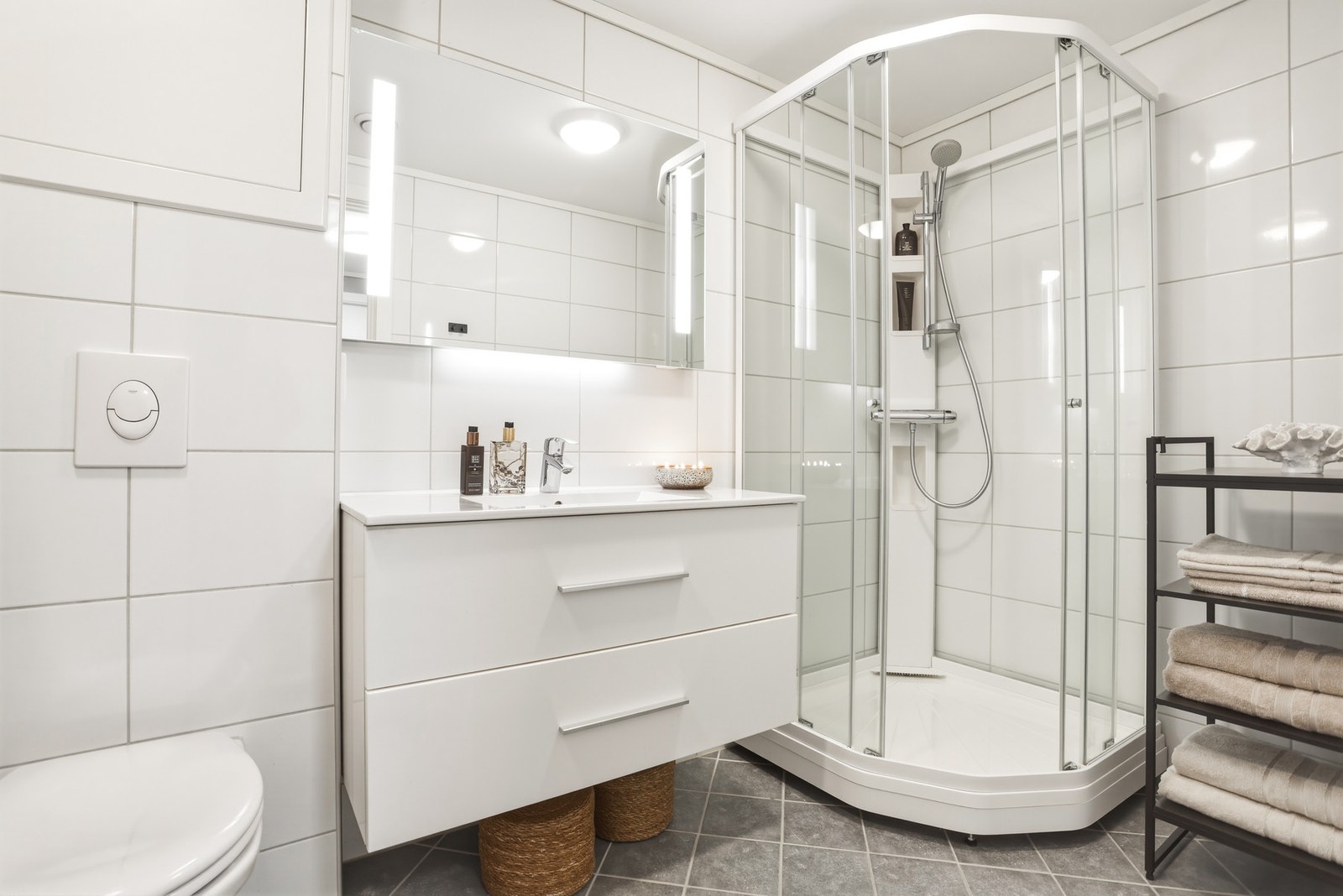 Badet er innredet med servant med skap, speil med lys, samt
montert dusjkabinett. Galleribilde