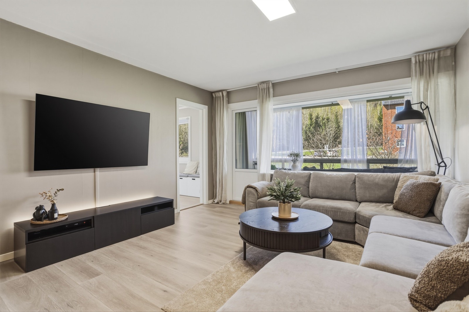 Fra stuen er det direkte adkomst til innglasset balkong. Galleribilde