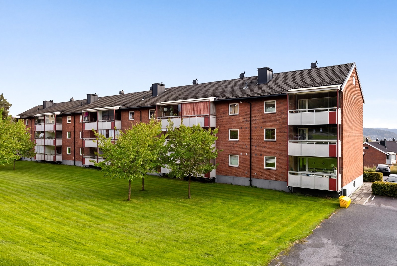 Kort vei til skole (ny 2012), barnehager, butikksenter (GS-Sentret), post/matbutikk (Coop Maxi), Skien og Porsgrunn sentrum, buss, m.m. Galleribilde