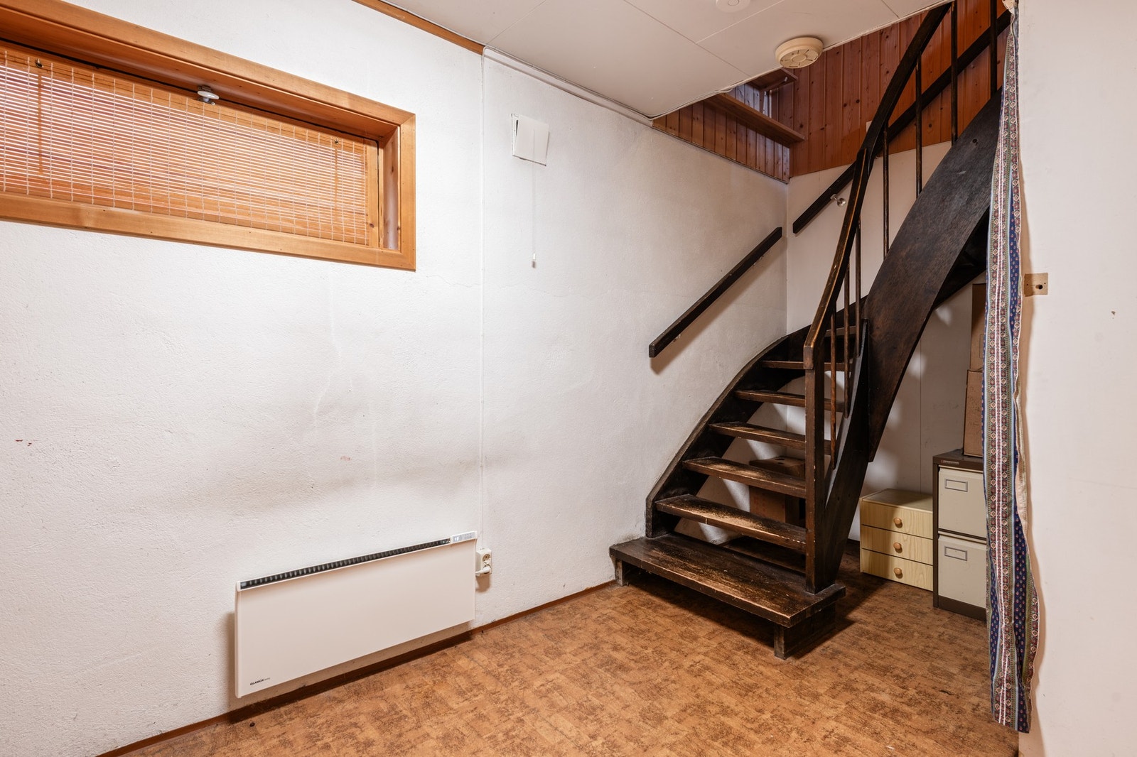 Underetasjen er byggemeldt som boder. Dette oppdaget vi ifbm salget, og eier har derfor nå sendt inn søknad om bruksendring. Se mer informasjon i prospektet. Galleribilde