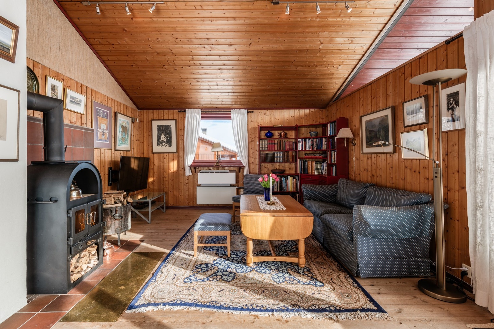 Tregulv og panelte overflater, dels tapet. Galleribilde