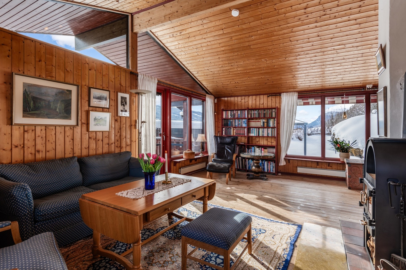 Dør ut til dels overbygd terrasse. Galleribilde