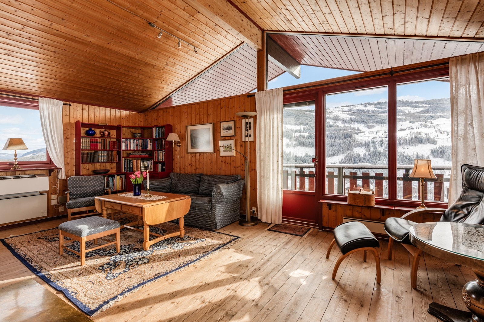 Store vindusflater slipper inn godt med naturlig lys. Galleribilde