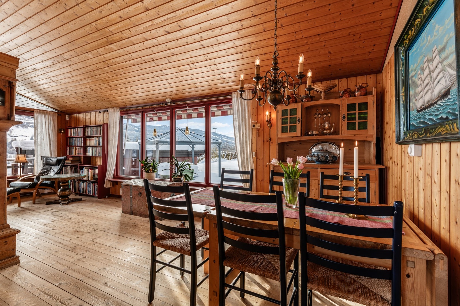 God plass for en spisegruppe til små og store lag. Galleribilde