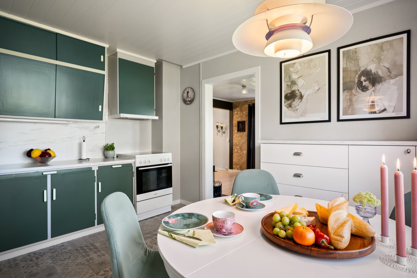 Det er god plass til både kjøl, frys og frittstående komfyr. Galleribilde