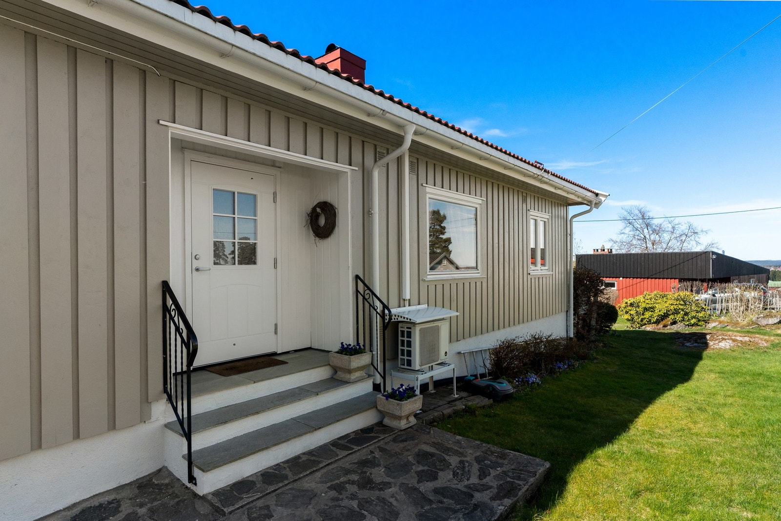 Her bor du i rolige omgivelser med kort vei til skole, barnehage, butikker og øvrige sentrumsfasiliteter. Galleribilde