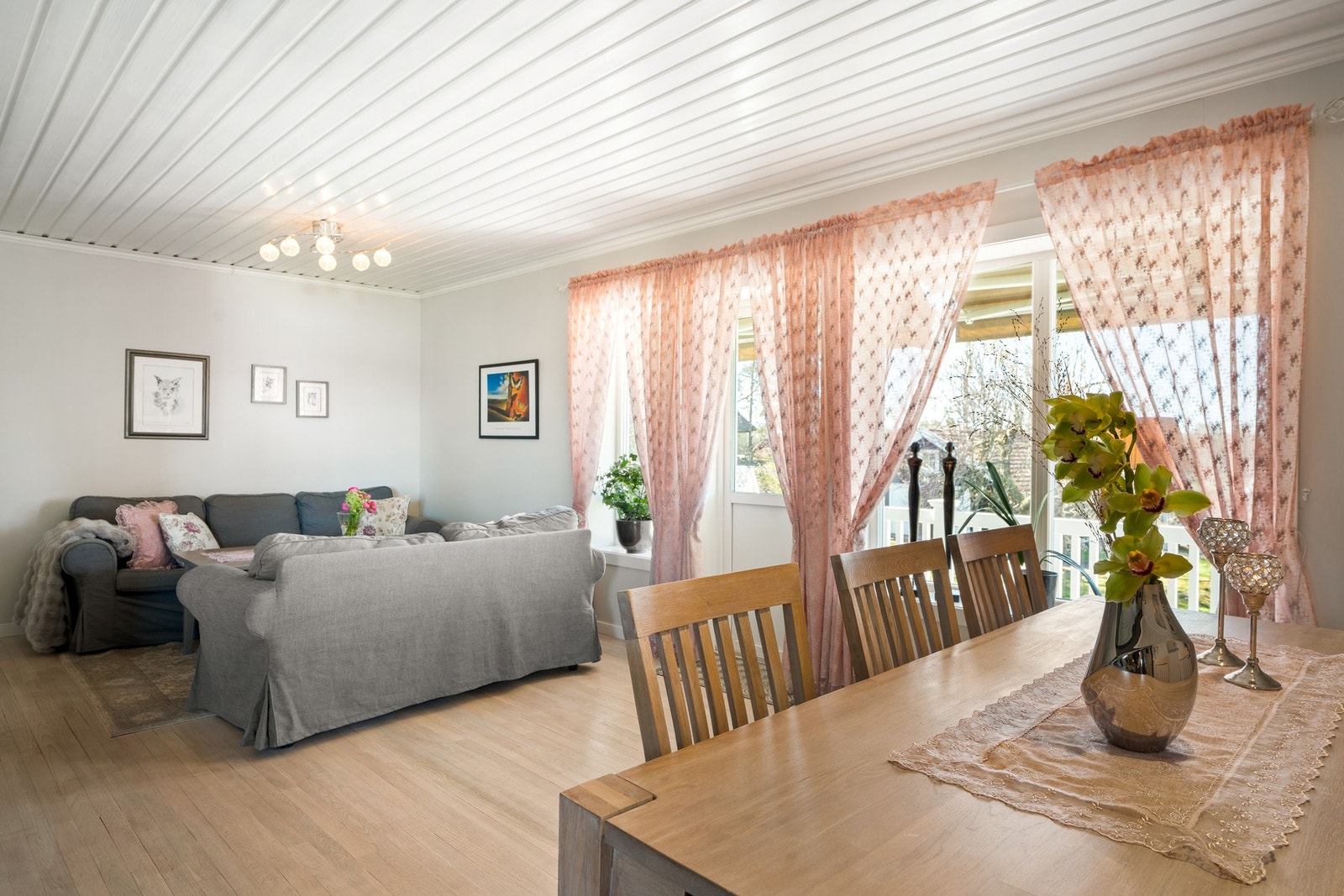 Fra stuen er det utgang til solrik terrasse. Galleribilde