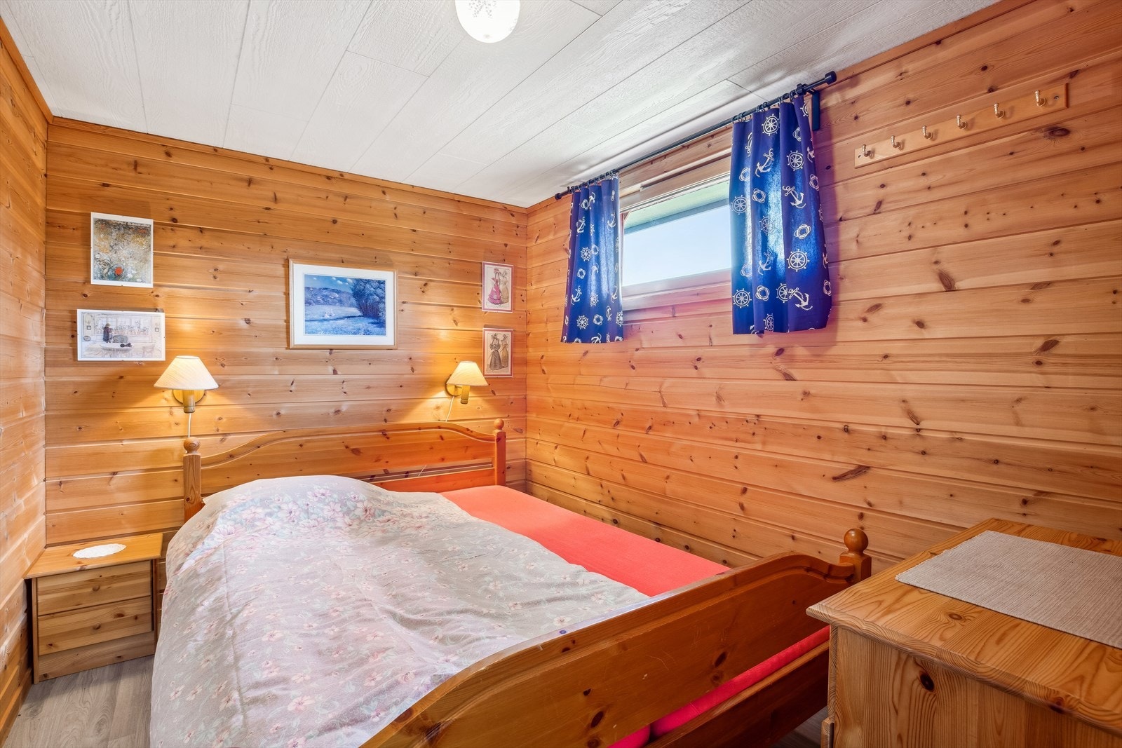 I annekset finner man ett soverom, som har god plass til dobbeltseng. Galleribilde