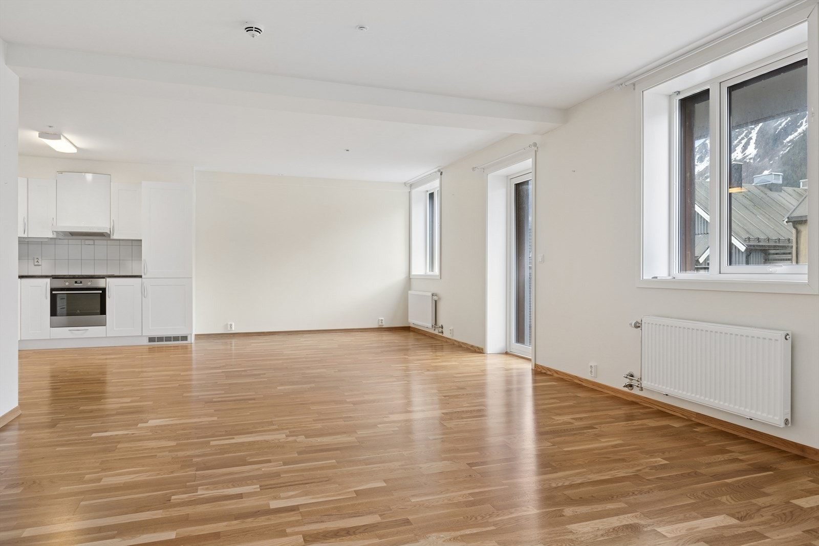 Lys og trivelig stue og spisestue, Fotograf Mikal Børsheim Galleribilde
