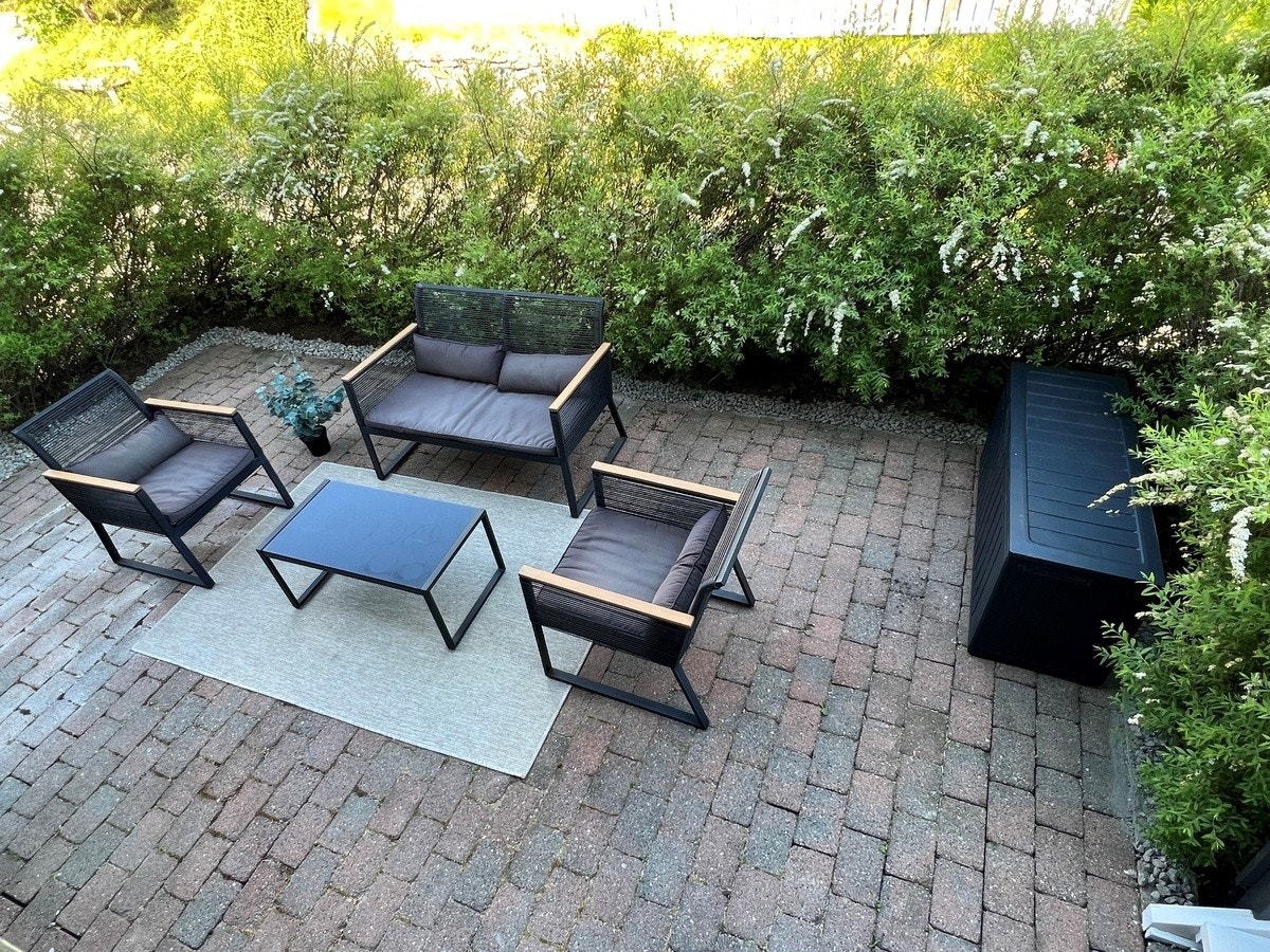Hage med platting og lounge møbler Galleribilde