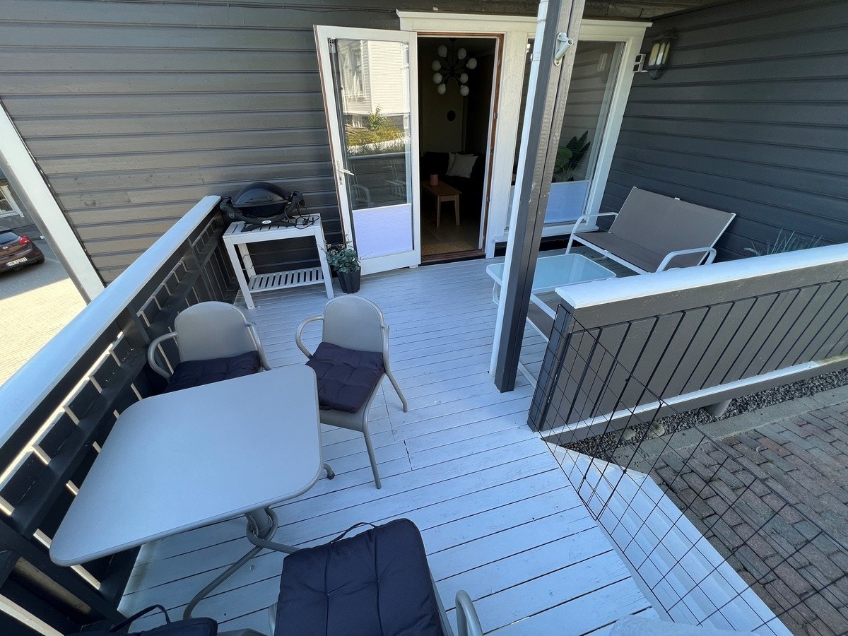 Terrasse med lounge og kafe møbler, tak over for lunhet Galleribilde