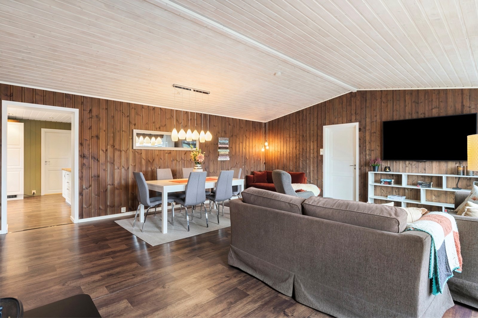 Spiseplassen er romslig med plass til flere gjester, og har enkel adkomst til kjøkkenet. Galleribilde