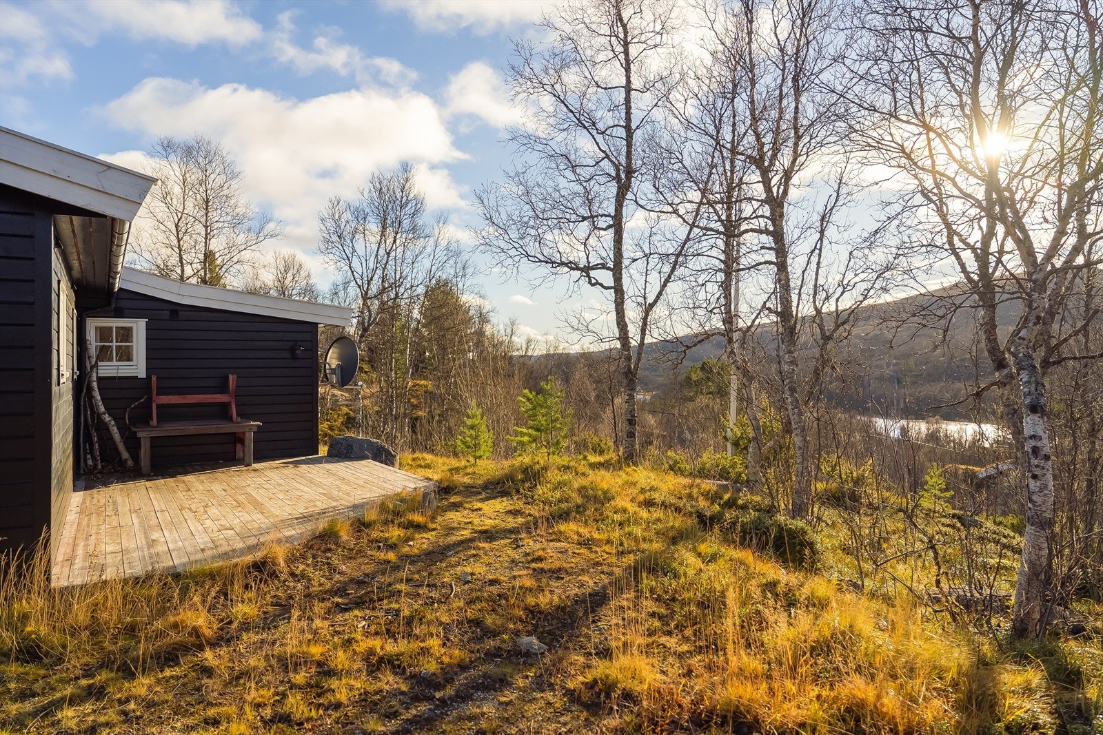 Hytta har bilvei helt frem og rikelig med biloppstillingsplasser. Det er også mulig å benytte seg av parkeringsplasser ved felles innkjørsel fra fylkesvei. Galleribilde