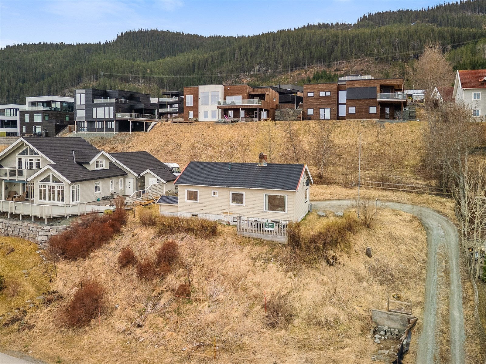 Dette er et perfekt område å bo i dersom man liker å benytte seg av turterreng både sommer og vinter, og samtidig bo med kort kjøreavstand til et tettsted som Melhus sentrum. Galleribilde