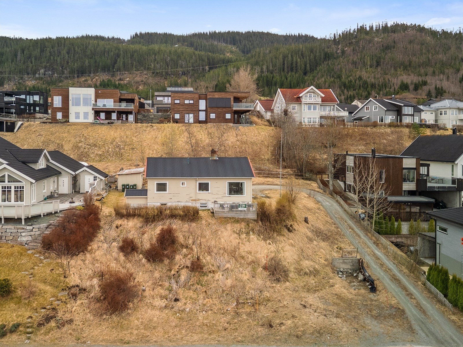 Kollektivtilbudet på Melhus består av buss og tog. Nærmeste er Hesttrøa som ligger ca. 180 meter fra boligen. Det er kort vei til lekeplass, fotballbane, lysløype, skiløyper, idrettshall og treningssenter m.m. Galleribilde