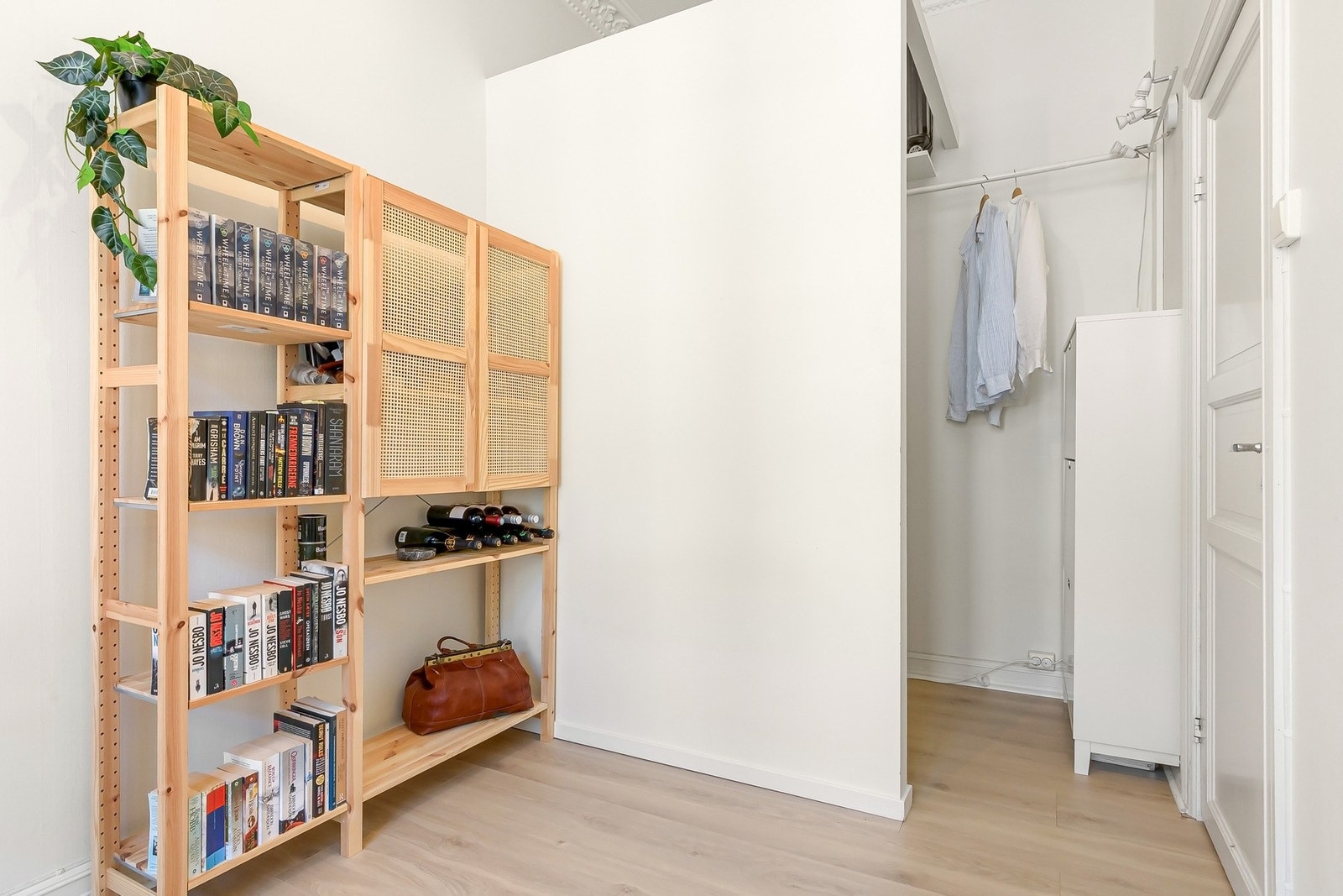 Dette soverommet har også tilknytning til egen walk-in-garderobe Galleribilde