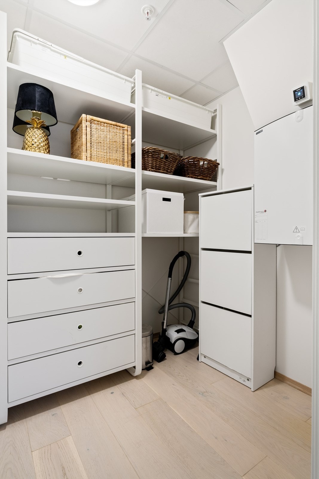 Plassbesparende walk-in closet/bod. Dette gir en praktisk og ryddig oppbevaringsløsning. Galleribilde