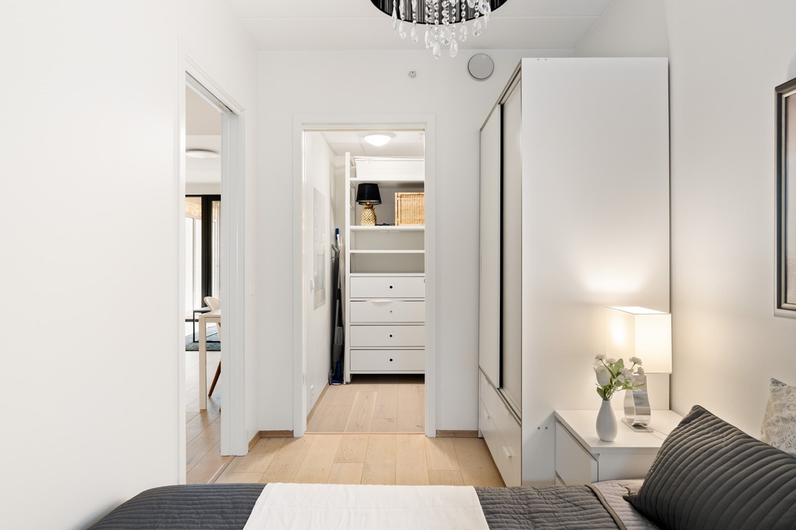 Direkte adkomst fra soverommet til et funksjonelt walk-in closet/bod. Galleribilde