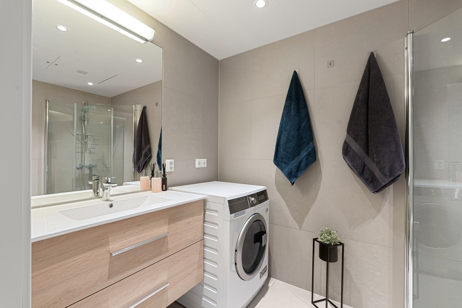 Badet inneholder blant annet opplegg for vaskemaskin og servant med speil. Servant og servantskap er splitter nytt. Galleribilde