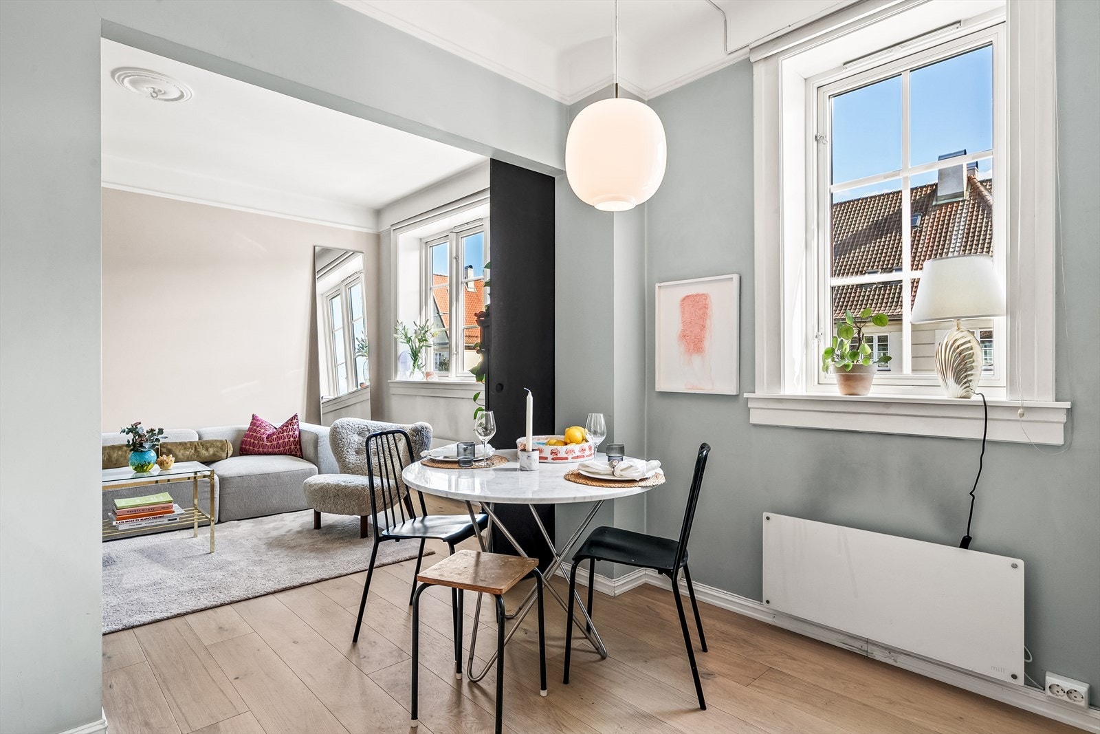 Rommenes utforming gjør det enkelt å møblere i leiligheten med naturlige plasser til både spisebord og sofa. Galleribilde