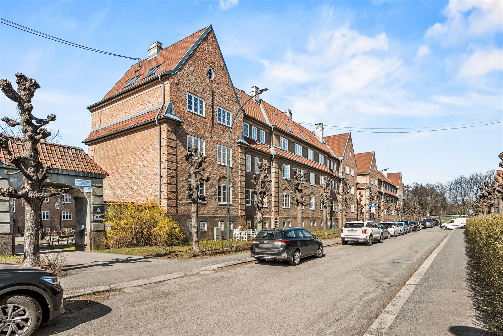 Denne flotte leiligheten ligger superfint til og er tilbaketrukket fra trafikkert vei. Her bor du godt i stille, nydelige og rolige omgivelser. Galleribilde