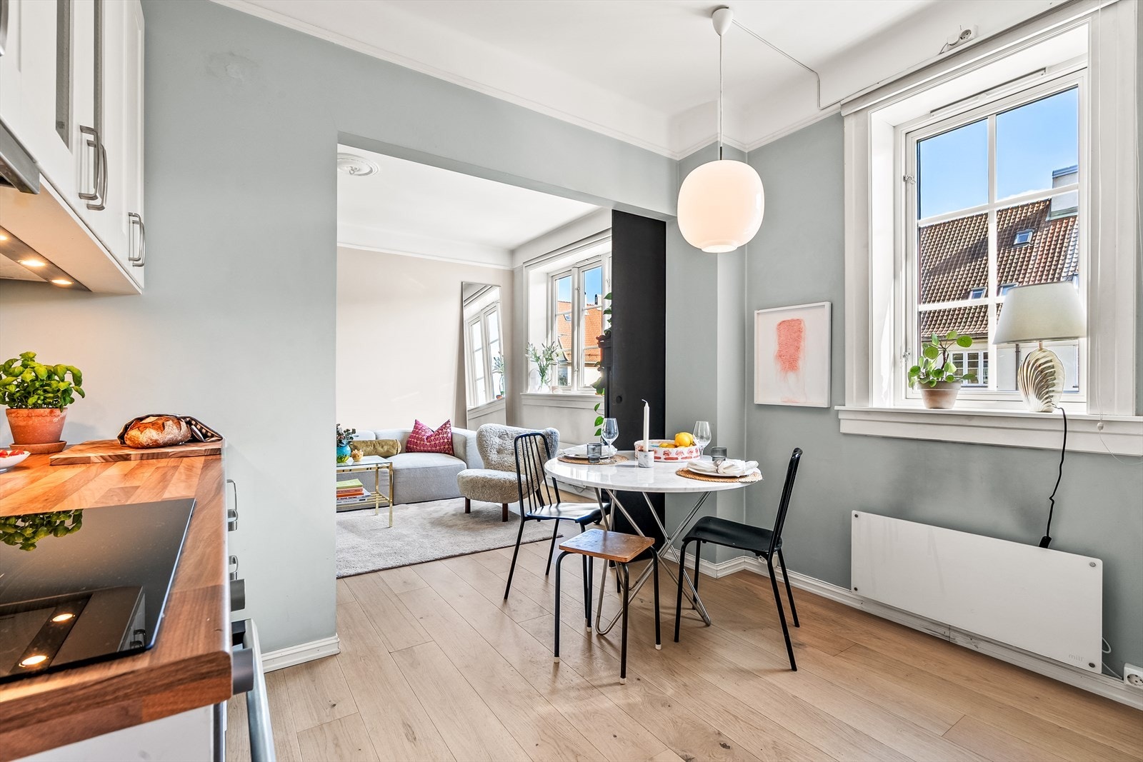 Leiligheten har store vindusflater som sørger for rikelig med innslipp av naturlig lys. Galleribilde