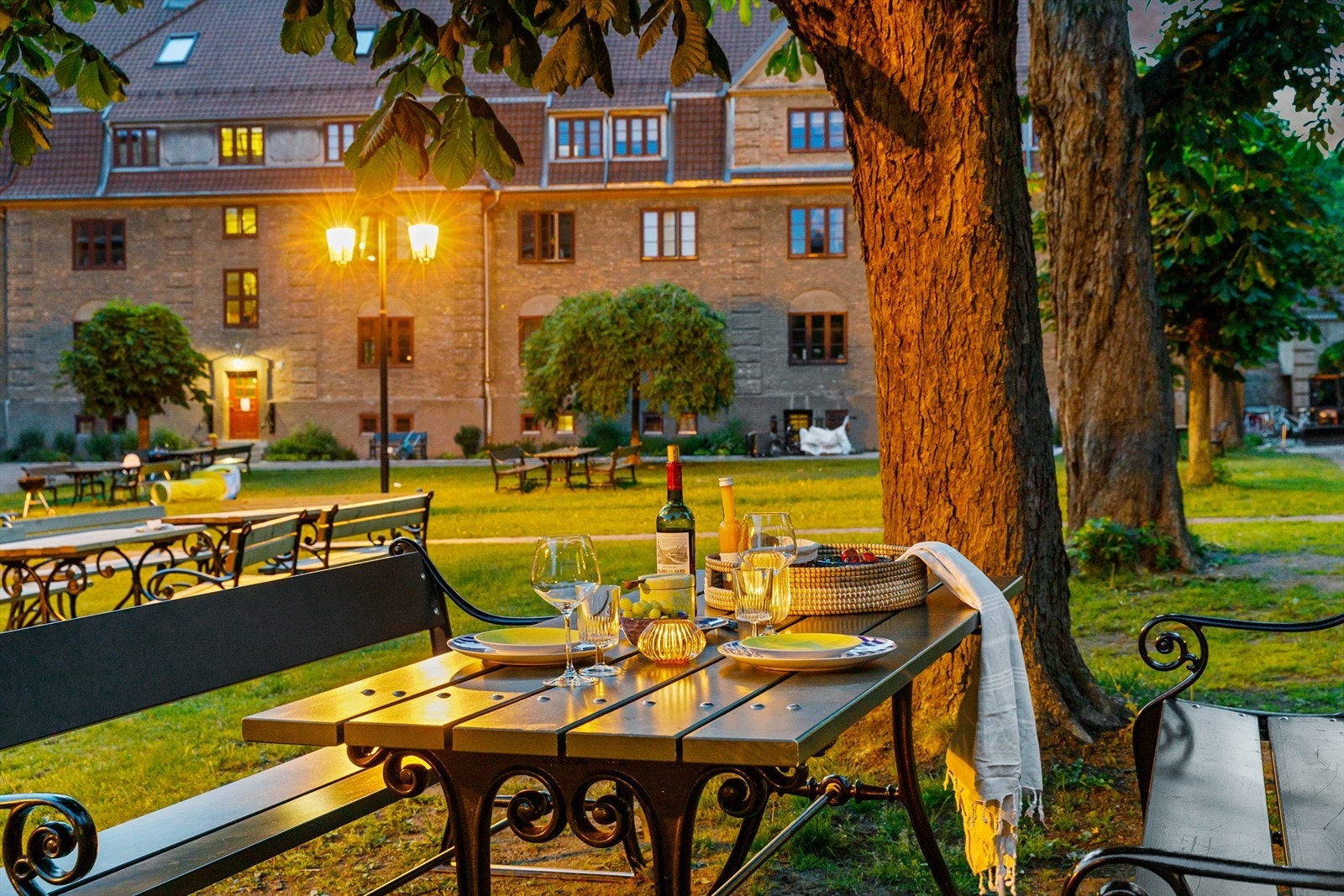 Hagebyen sommerstid. Hagen er stor og flott og har flere sittegrupper. Her er det enkelt å finne sin egen plass med venner og familie. Galleribilde
