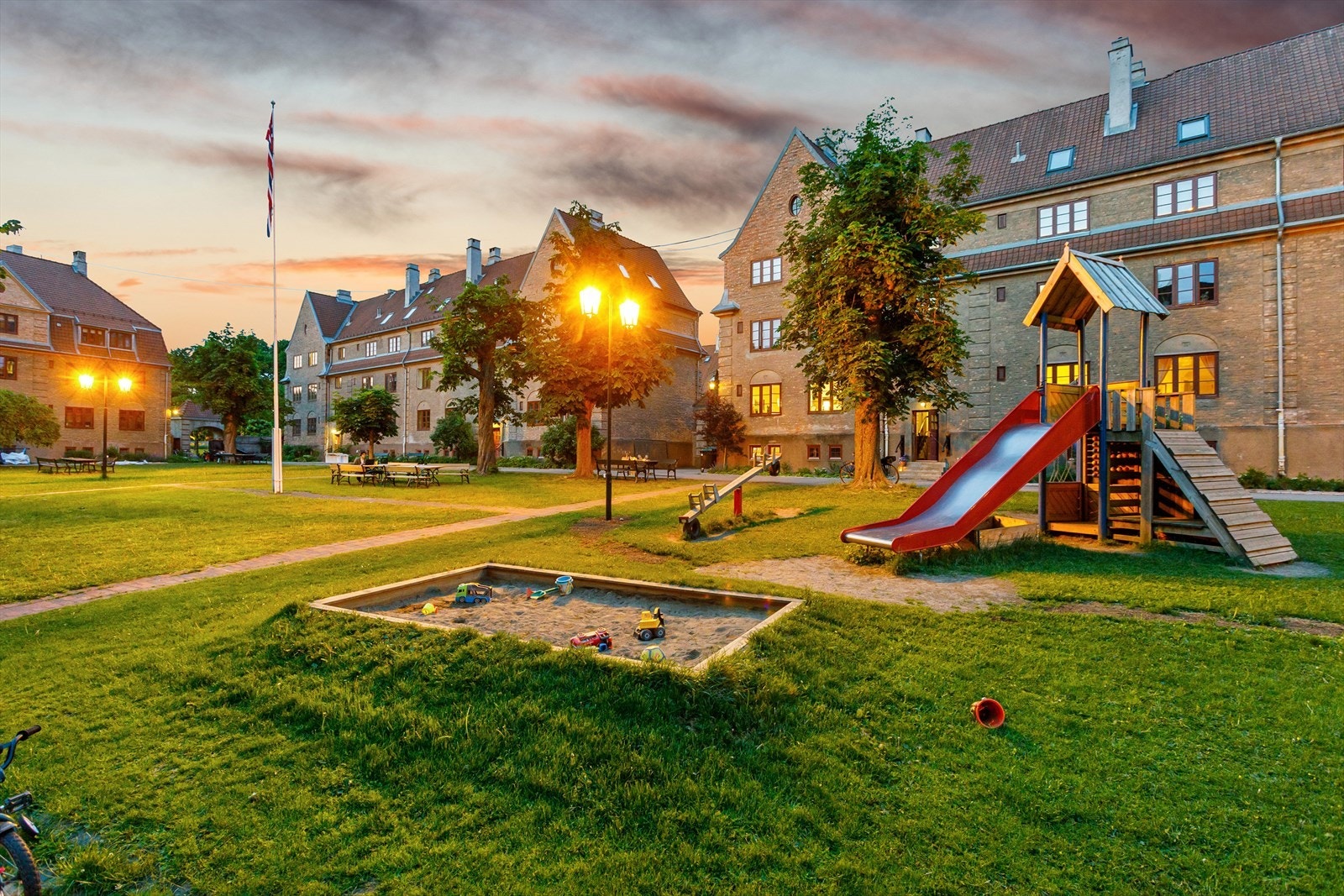 Hagebyen sommerstid. Galleribilde