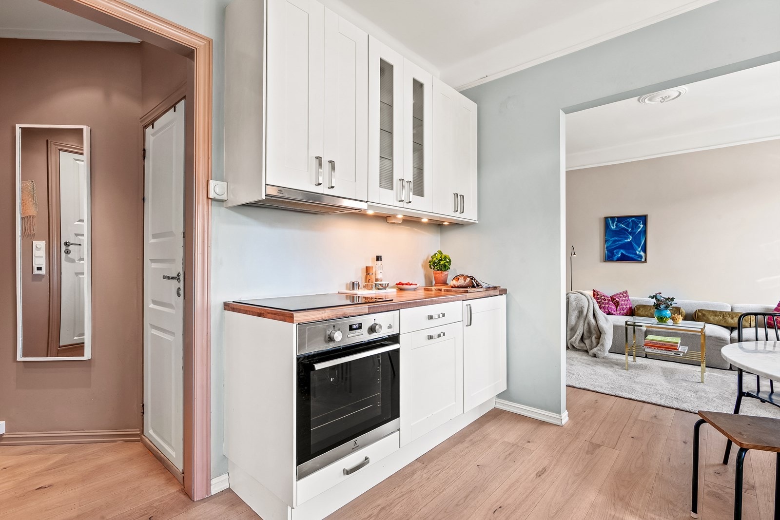Innredningen har glatte fronter og laminat benkeplate med nedfelt vask. Galleribilde