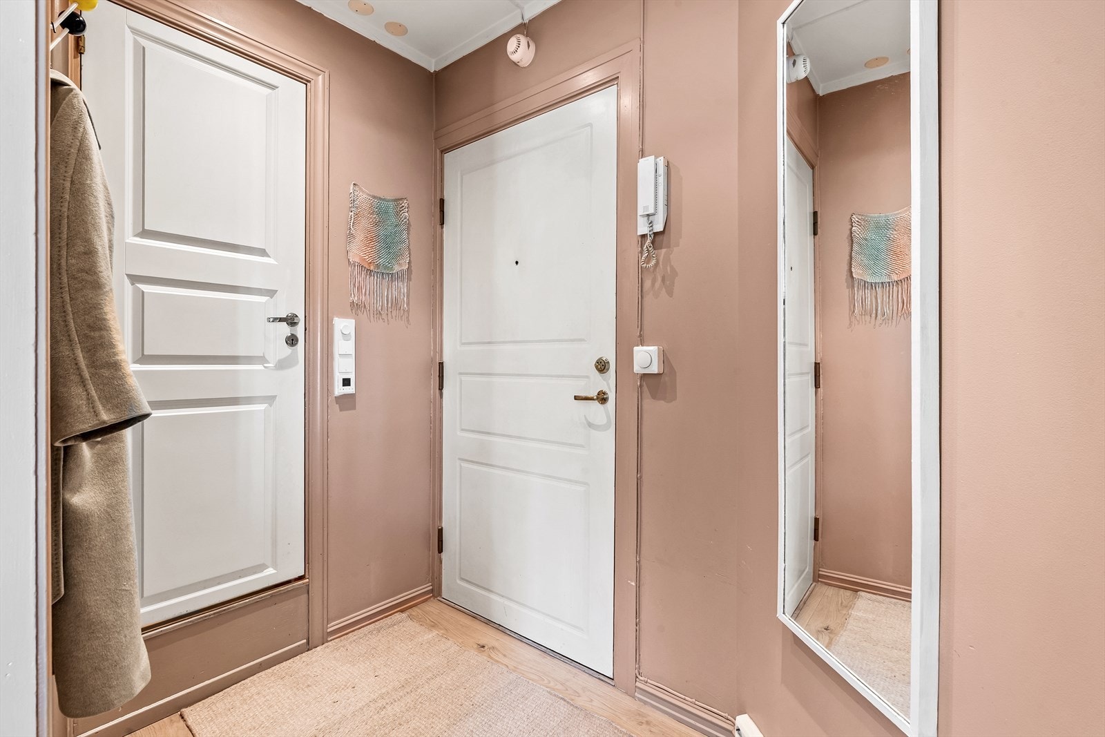 Leiligheten har en innbydende entré med downlights i himlingen, noe som skaper et umiddelbart godt førsteinntrykk. Galleribilde