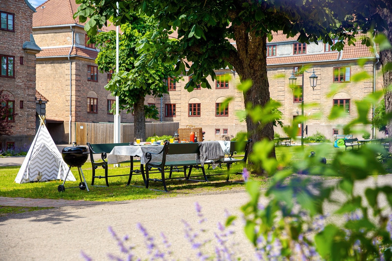 Hagebyen sommerstid. Galleribilde