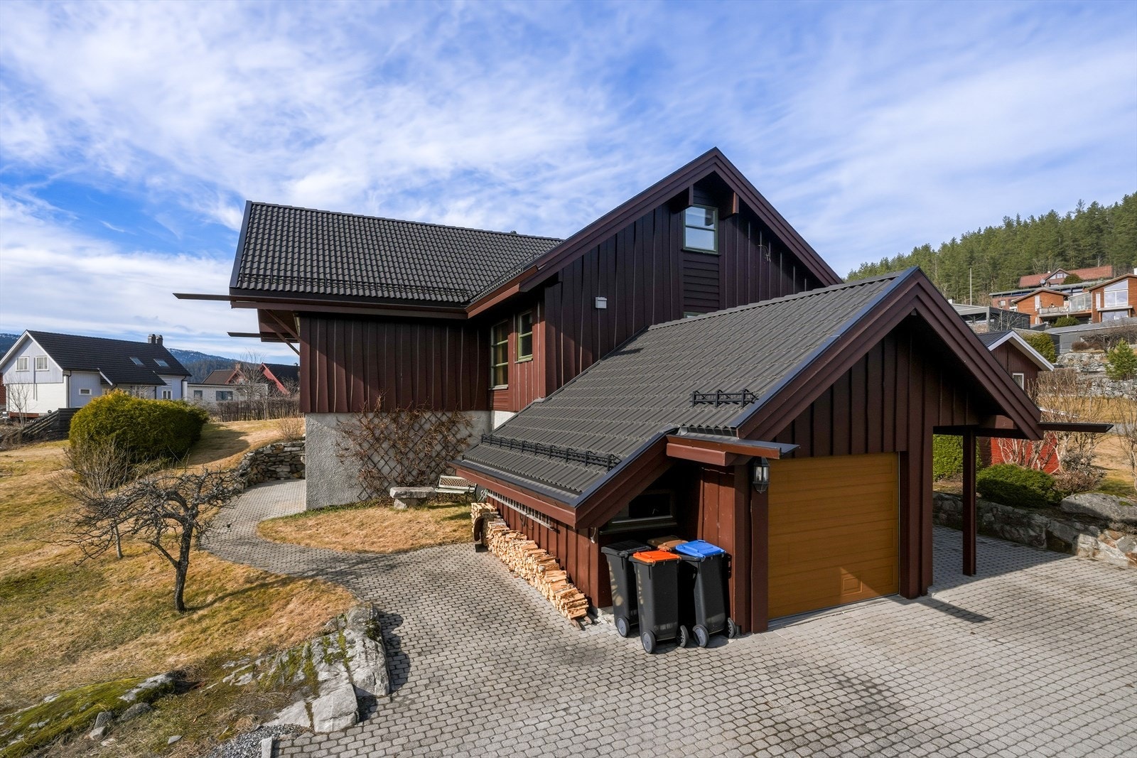 Boligen har også ulike bodrom og lagringsplass - både i egne bodrom, kryploft under kneveggene, garasjedelen mv. Galleribilde